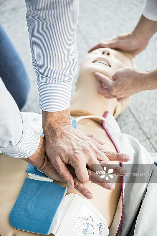 急救人员进行心肺复苏术图片素材