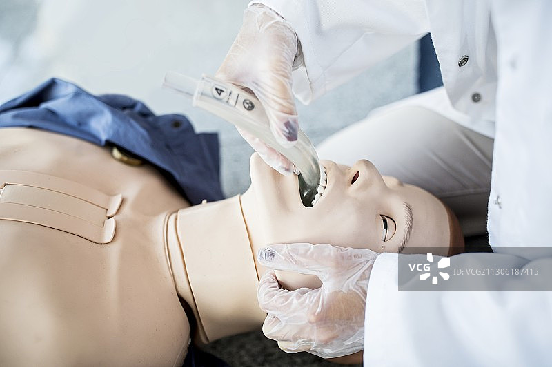 医生在人体模型上练习插管图片素材