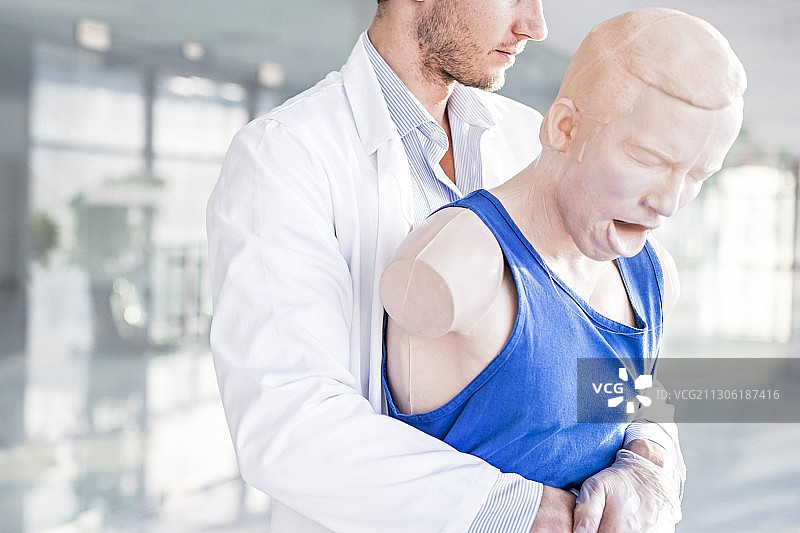 医生进行海姆立克急救图片素材