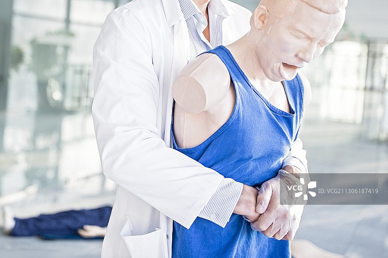 医生进行海姆立克急救图片素材