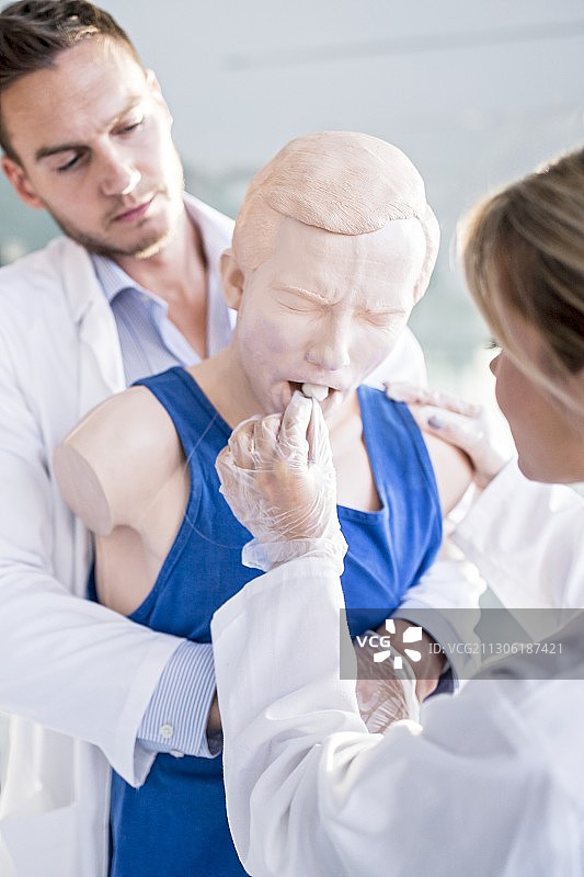 医生进行海姆立克急救图片素材