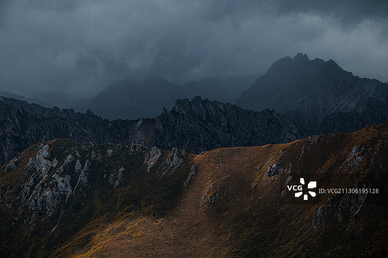 川西四川蜀山贡嘎雪山色达佛教藏民川藏西藏河流倒影风光莲宝叶则图片素材