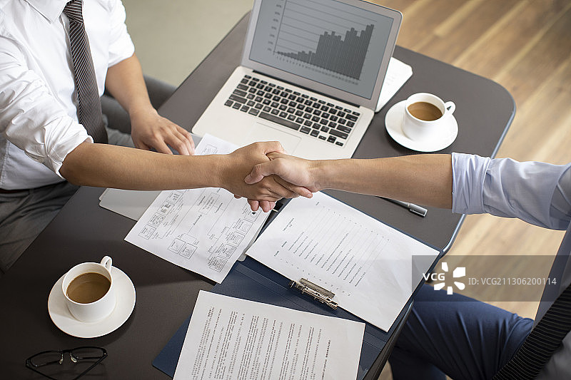 商务男士握手图片素材