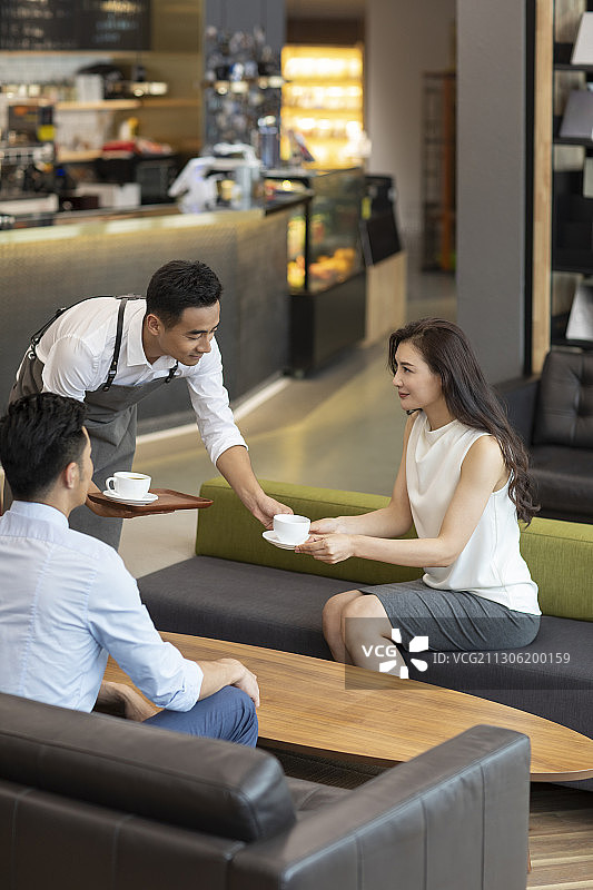 商务人士在咖啡馆喝咖啡图片素材
