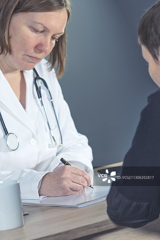 医生开处方图片素材