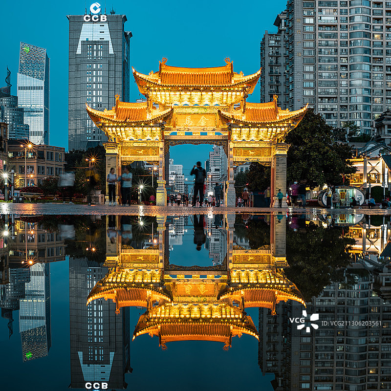 云南昆明金马碧鸡坊夜景图片素材