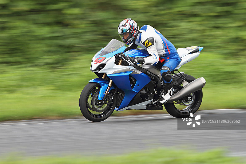 摩托车赛车手赛道训练图片素材