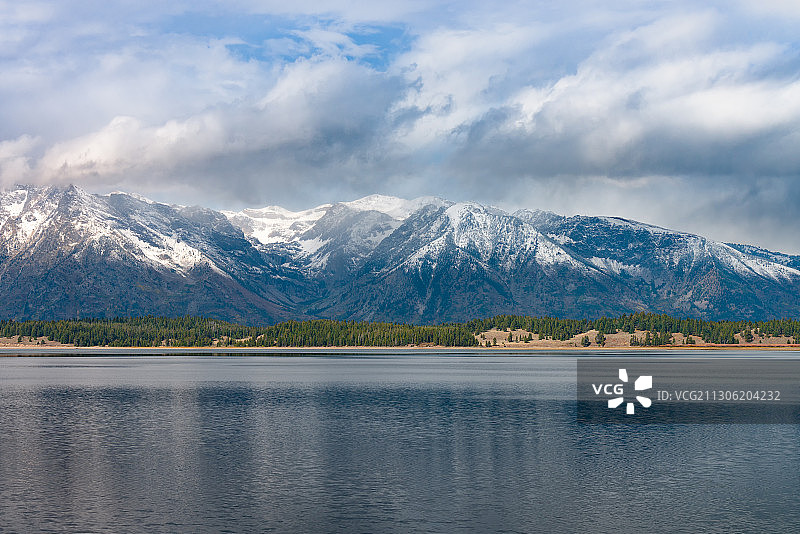 北美洲洛基山脉大提顿国家公园杰克逊湖雪山沙滩自然风光黄石公园图片素材