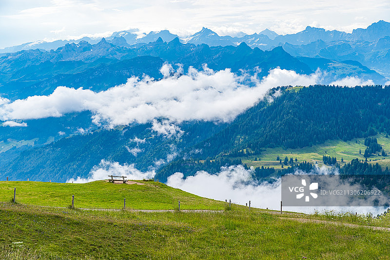 从瑞吉山远眺山峦湖泊图片素材