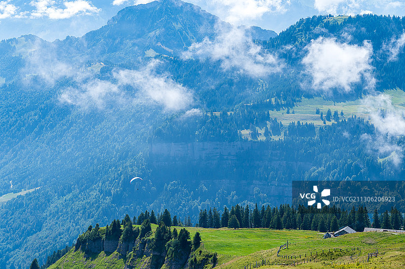 从瑞吉山远眺山峦湖泊图片素材