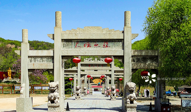 山东曲阜曲石门山风景区: 桃花扇/李白杜甫话别处图片素材