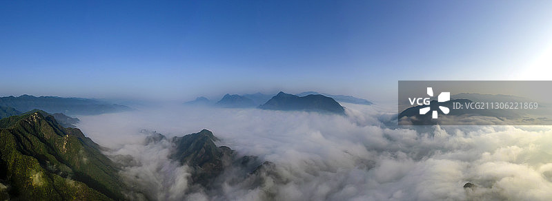 河南西部伏牛山区的早晨群山之间白云飘图片素材