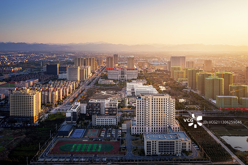 日落阳光照耀下的金华婺城新区图片素材