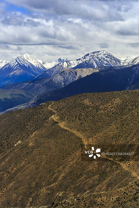 昌都市八宿县——七十二道拐——走向雪山图片素材