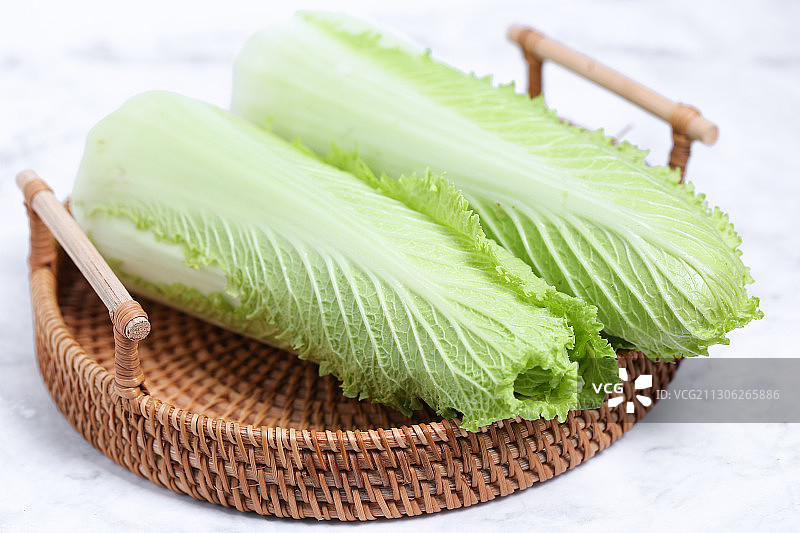 放在白色大理石背景上的龙芽菜图片素材