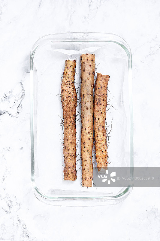 放在玻璃盘子里的铁棍山药图片素材