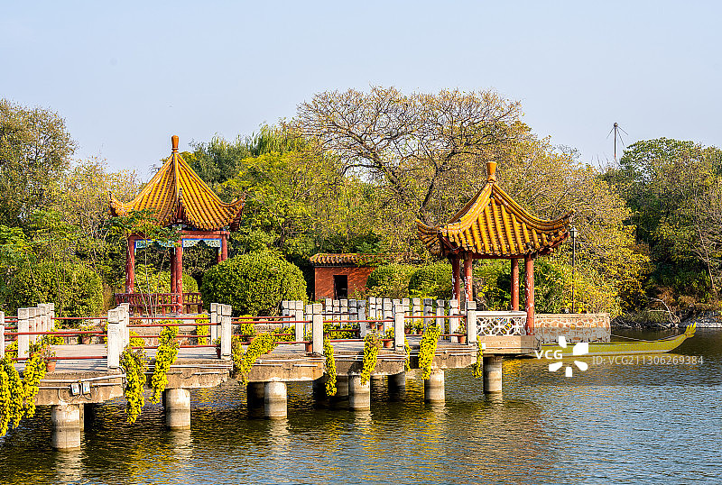 中国河南开封龙亭公园秋景图片素材