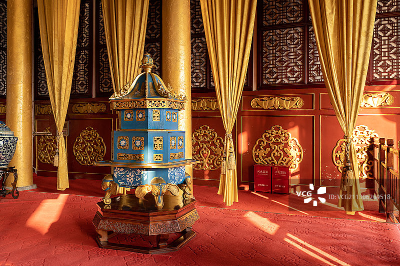 中国河南开封龙亭大殿内龙椅场景图片素材