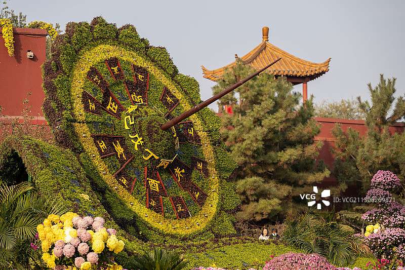中国河南开封龙亭公园内一个用花卉摆放的日晷图片素材