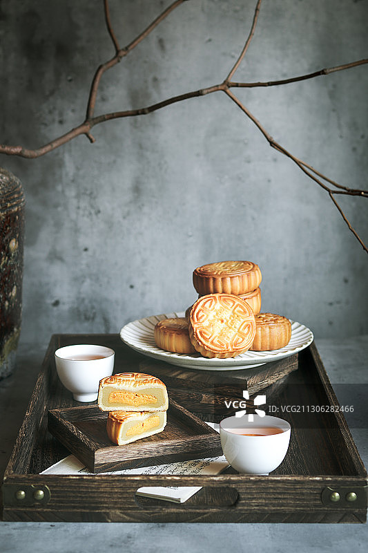 中秋糕点莲蓉咸蛋黄月饼图片素材