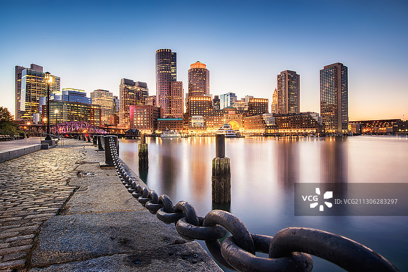 美国麻省波士顿的城市夜景和海边的锁链和布道图片素材