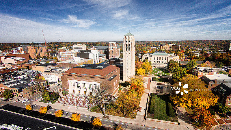 美国密歇根州安娜堡密歇根大学秋天的景色还有钟楼图片素材