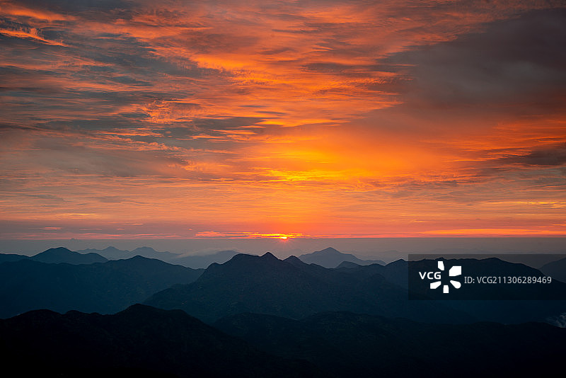 登上福建泉州德化石牛山顶峰，迎接群山之巅灿烂的朝霞和日出风景图片素材