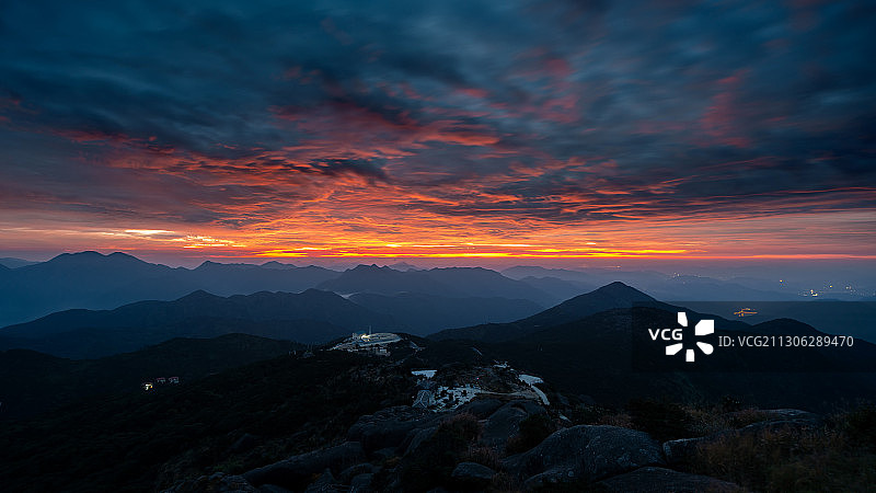 登上福建泉州德化石牛山顶峰，迎接群山之巅灿烂的朝霞和日出风景图片素材