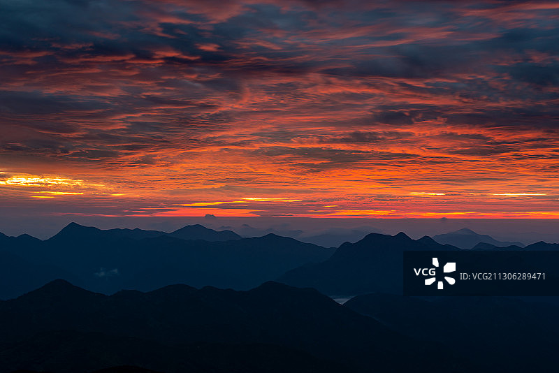 登上福建泉州德化石牛山顶峰，迎接群山之巅灿烂的朝霞和日出风景图片素材