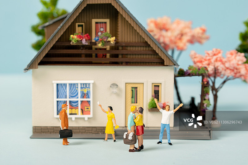 情人节七夕在门外亲吻的情侣妻子等待丈夫回家图片素材