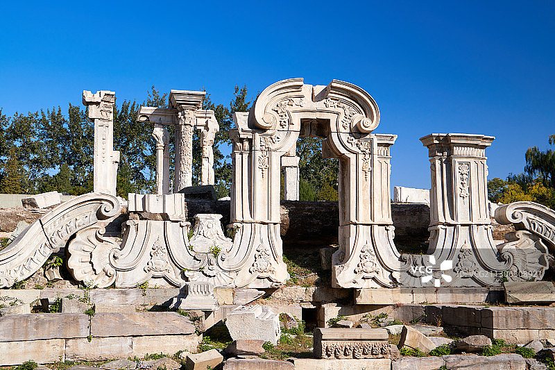 天空下北京圆明园公园里的大水法遗址图片素材