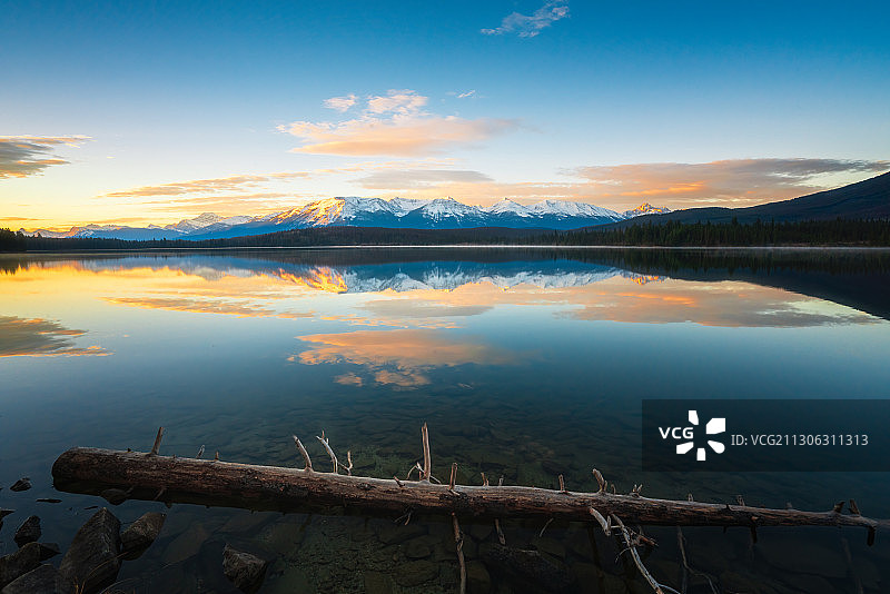 金字塔湖清晨图片素材