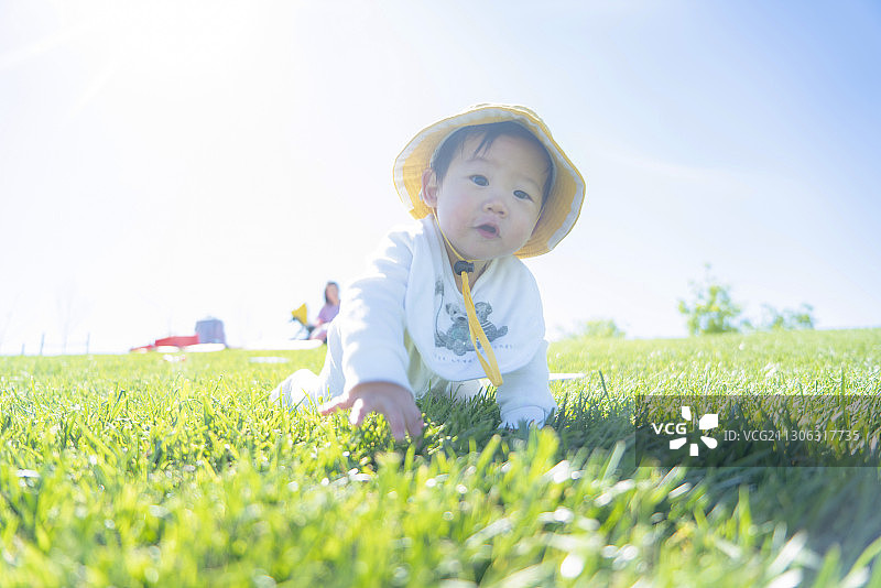 在妈妈鼓励下婴儿努力爬行图片素材