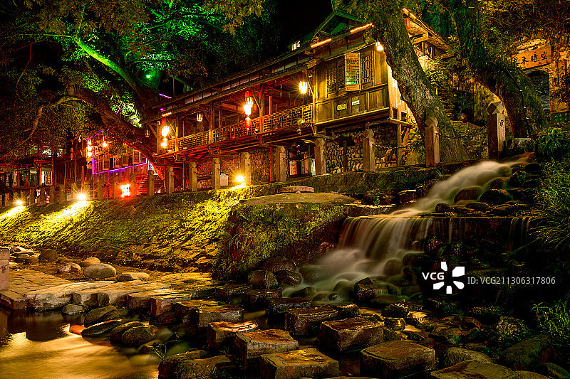 夜灯下的流水图片素材