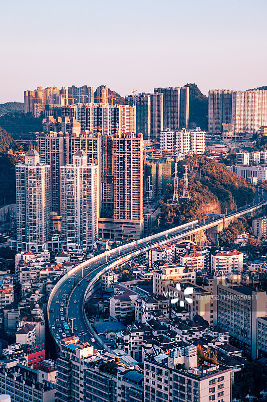 贵阳城区夕阳之中的建筑之美图片素材