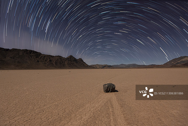 美国加州和内华达州交界的死亡谷国家公园的荒地，岩石移动的轨迹图片素材