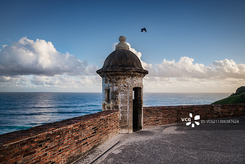 美国波多黎各圣胡安的城堡城墙上的暸望塔以及飞鸟图片素材