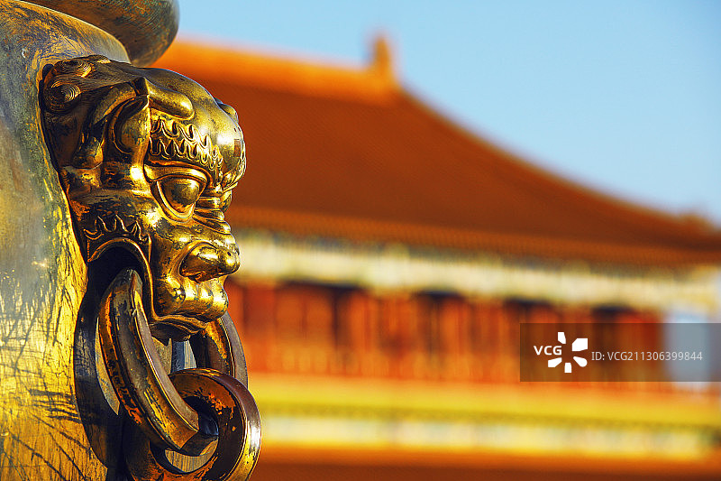 故宫里金色狮面衔环铜塑图片素材