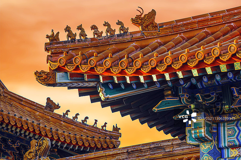 晚霞衬映下的故宫斗拱图片素材