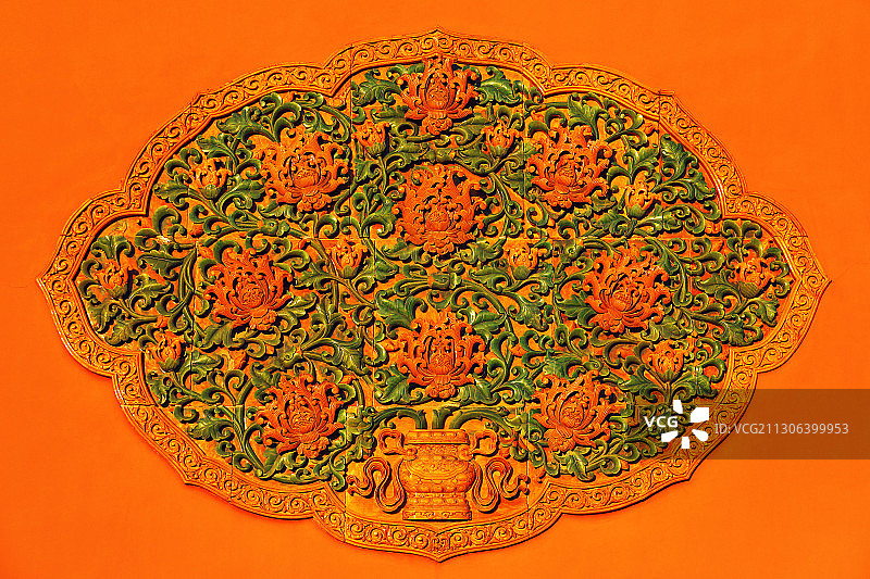 琉璃影壁上的古典花纹图片素材