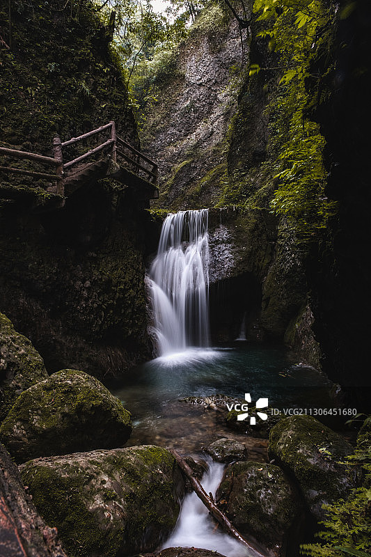 清泉石上流，青城后山幽图片素材