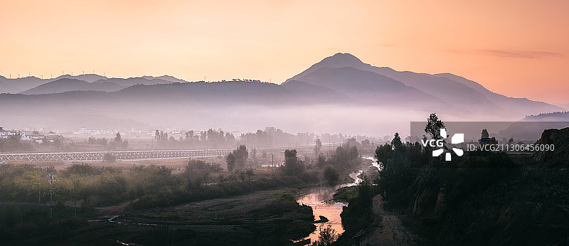 巍宝山   中国道教名山巍宝山冬霭图片素材