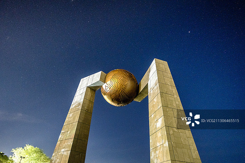 汕头南澳岛北回归线标志塔星空图片素材