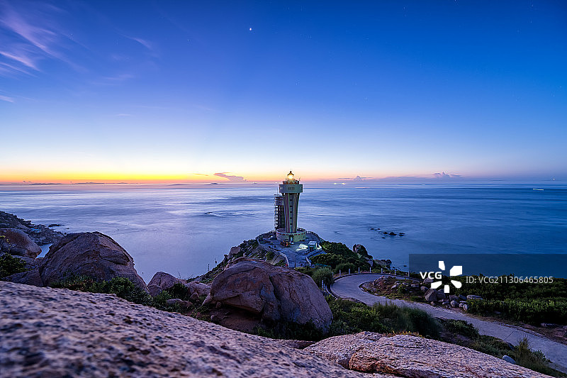 汕头南澳岛灯塔与海岸城晨曦日出图片素材
