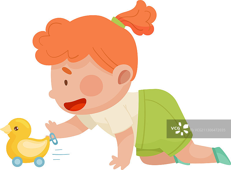 女孩在地板上爬行，玩着上弦玩具图片素材