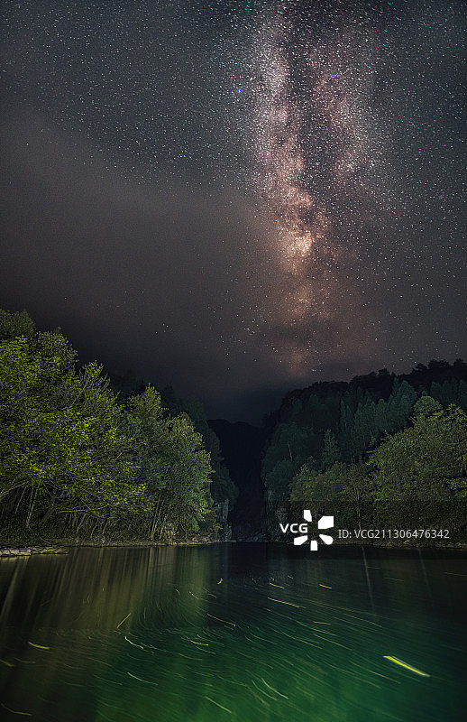 星空下的流水图片素材