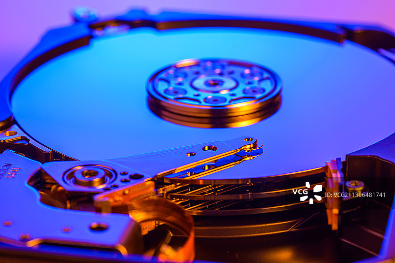 电脑硬盘打开的内部结构图片素材