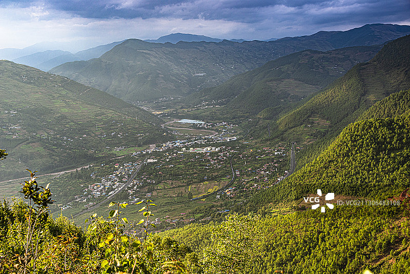 成昆线两河口展线俯瞰，下行货物列车通过图片素材