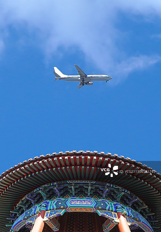 传统建筑与航班飞机图片素材