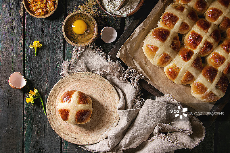 桌上十字面包高角度视图图片素材